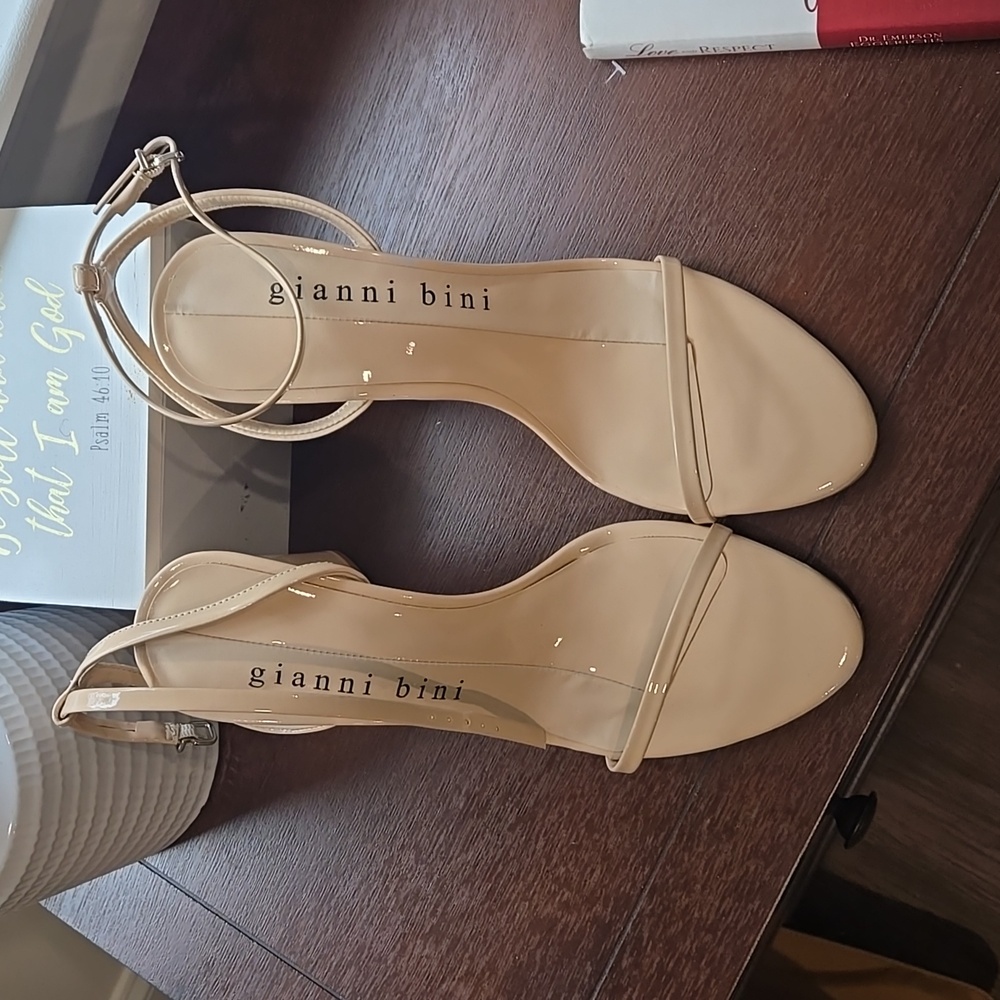 Gianni Bini Women's Cream and Tan Courts